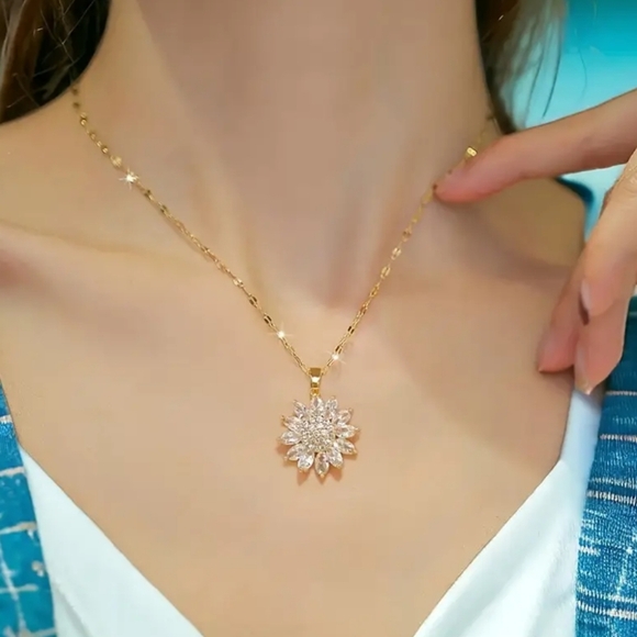Jewelry - 18K Gold Plated Vintage Sunflower Pendant Necklace
